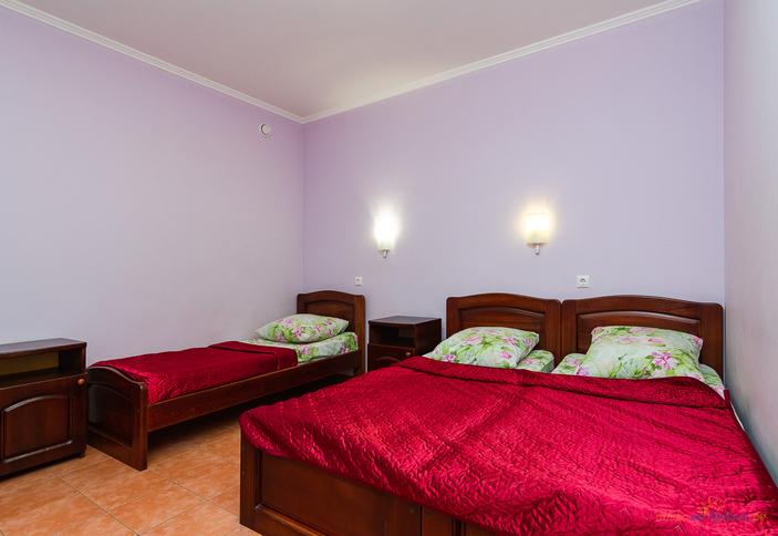 Трехместный номер с видом во двор. Гостевой дом Юг, Туапсинский район, п. Небуг