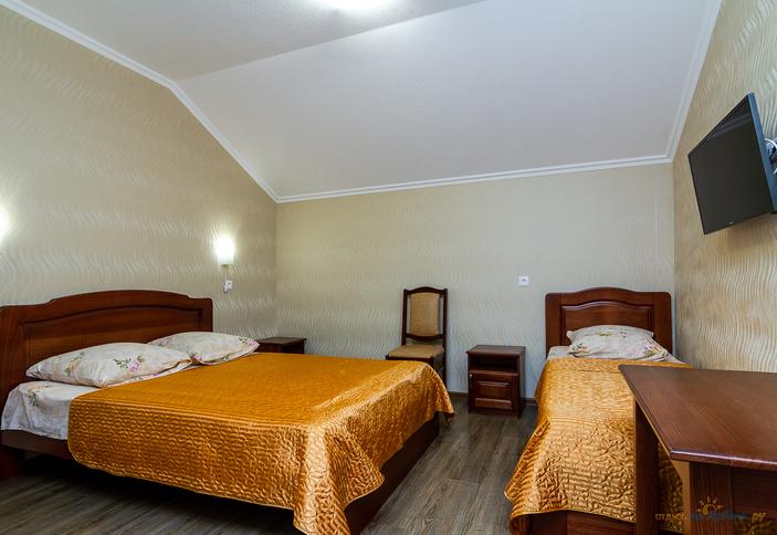 Трехместная мансарда. Гостевой дом Юг, Туапсинский район, п. Небуг