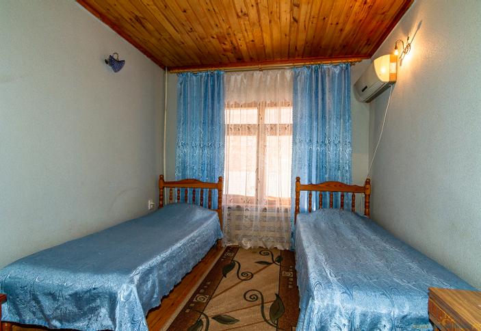 Двухместный номер с раздельными кроватями, 2 этаж. Гостиница Эдельвейс, г. Ейск