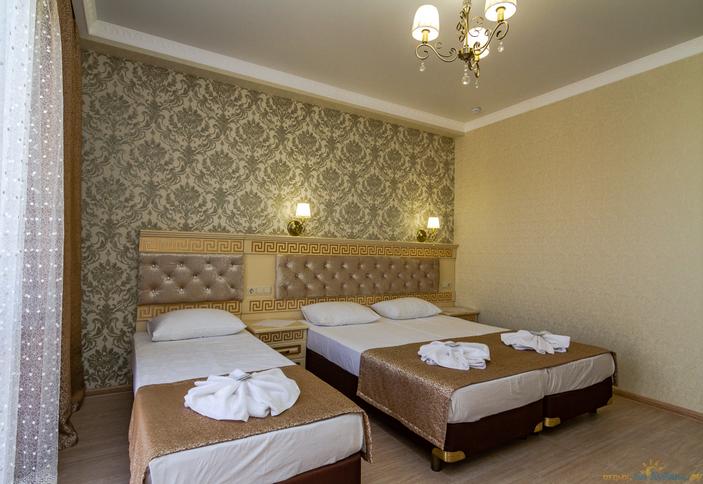 Стандарт трехместный, вид на бассейн. Отель Золотые пески, Анапа, п. Витязево