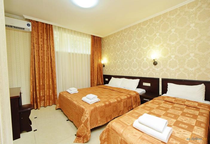 Стандарт трехместный без балкона, цоколь