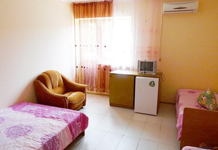 Стандарт трехместный. Гостевой дом Родничок. Анапа