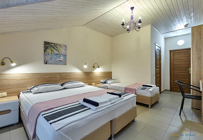 Стандарт трехместный однокомнатный. Отель Золотой фазан, Темрюк, Кучугуры