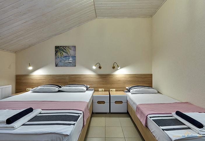 Стандарт трехместный однокомнатный. Отель Золотой фазан, Темрюк, Кучугуры