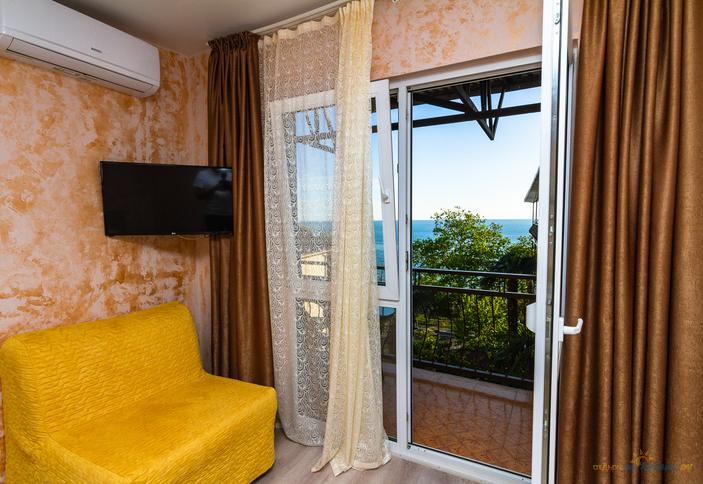 Двухкомнатный люкс с кухней-гостиной и балконом (вид на море)