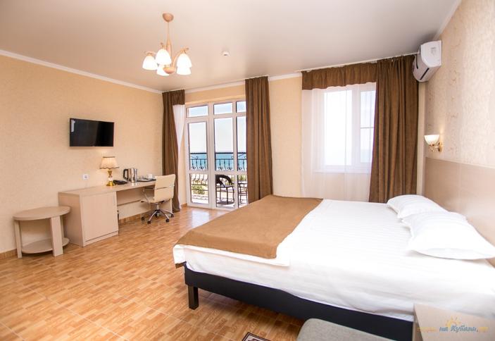 Пятиместный люкс с балконом и видом на море 