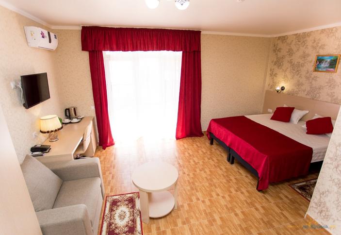 Трехместный стандарт с балконом и видом на море