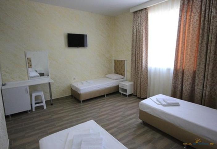 Полулюкс трехместный. Гостиница Акрополь. Геленджик, Кабардинка