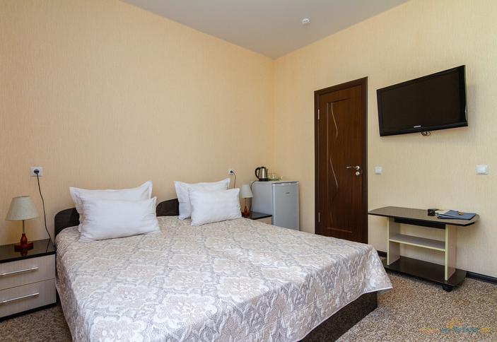 Трехместный с балконом (№19). Гостевой дом Адмирал, Туапсе, Небуг