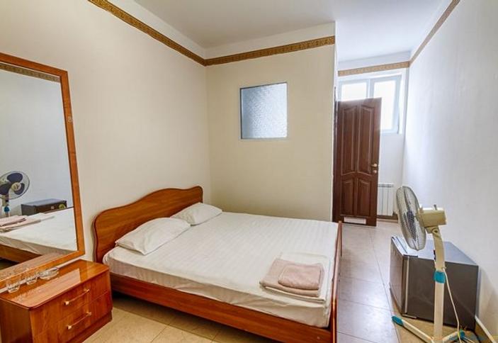 Стандарт двухместный (цоколь). Гостиница Круиз на Серафимовича. Геленджик