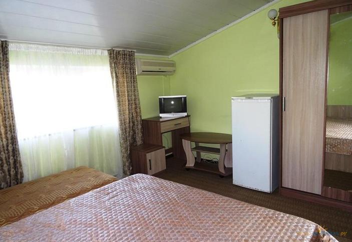 Стандарт четырехместный без балкона, вид на горы