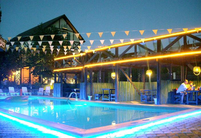 Бассейн (вид ночью), частный отель Baden-Baden, г. Геленджик, с. Архипо-Осиповка