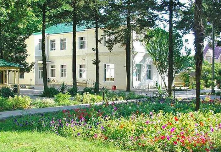 Фасад корпуса на нижней площадке ДОЛ Зеленый огонек, Туапсинский район, с. Дедеркой