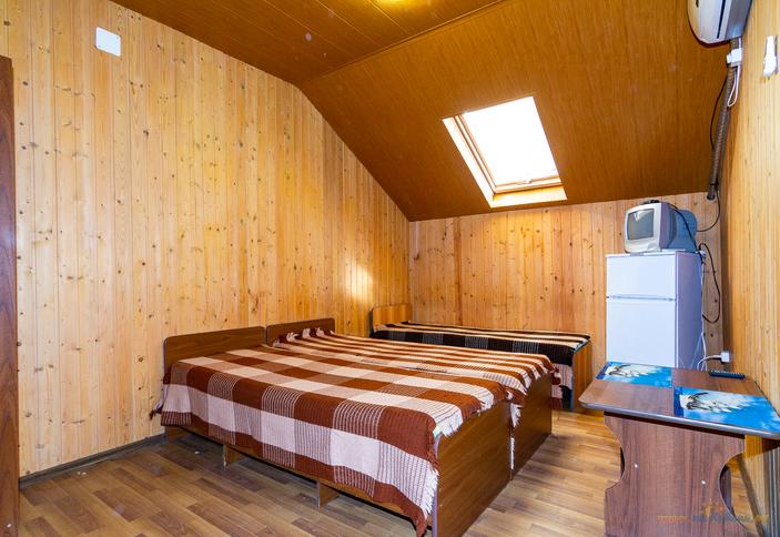 Трехместный номер, корпус А. Гостевой дом Алые паруса, п. Лермонтово