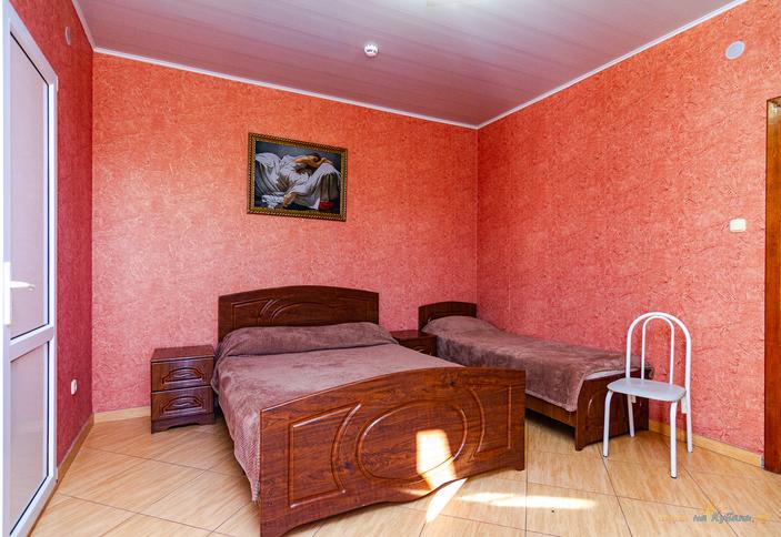 Трехместный с видовым балконом. Гостевой дом Кристина, г. Геленджик, с. Кабардинка