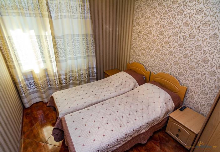 Двухкомнатный (изолированые комнаты) люкс с балконом. Гостевой дом Кристина, г. Геленджик, с. Кабардинка