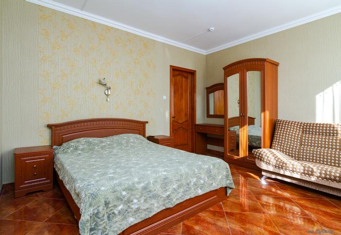 Трех-четырехместный люкс без балкона. Гостевой дом Кристина, г. Геленджик, с. Кабардинка