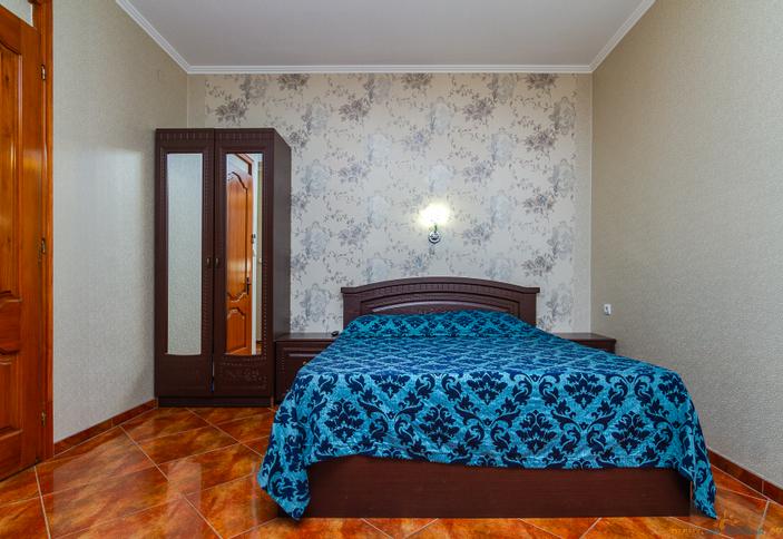 Трех-четырехместный (изолированые комнаты) с балконом и ванной комнатой. Гостевой дом Кристина, Геленджик, Кабардинка