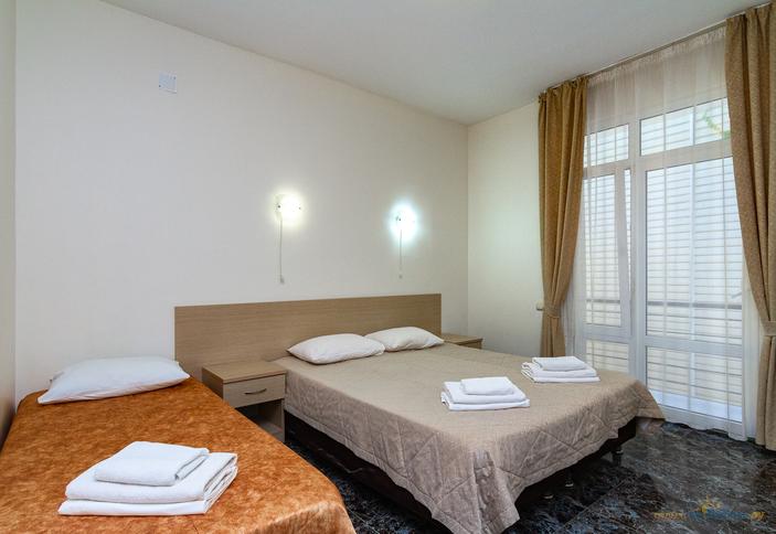 Трехместный стандарт с балконом. Отель Эллас, Сочи, Адлер