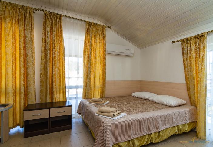 Трехместный комфорт с балконом. Отель Эллас, Сочи, Адлер