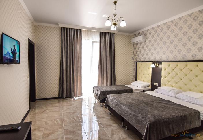 Трехместный