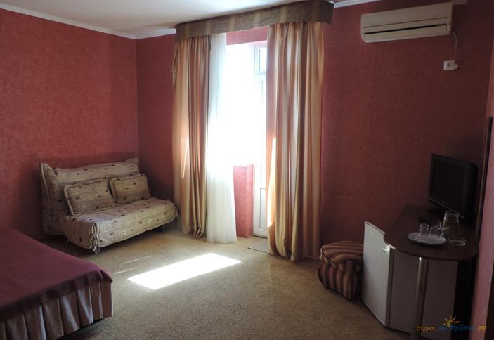 Четырехместный номер стандарт с видом на море и балконом 