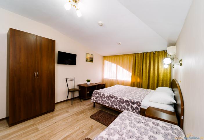  Трехместный стандарт. Гостевой дом Янтарная Гроздь, Темрюкский район, ст. Голубицкая