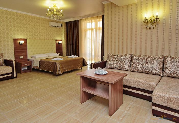 Полулюкс пятиместный с балконом