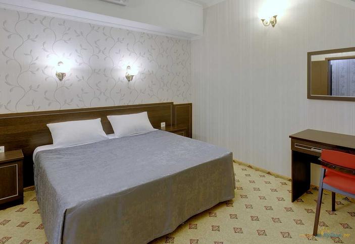 Двухместный стандарт, северная сторона (вид на горы)