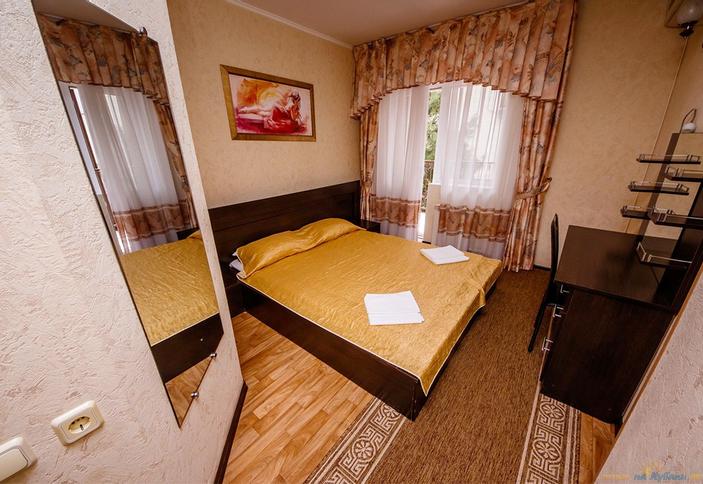 Четырехместный люкс с балконом. Гостиница Самара, Геленджик