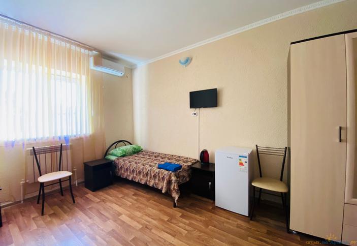 Трехместный с двумя односпальными кроватями и диваном