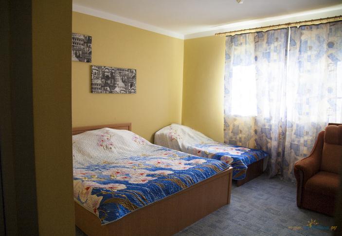 Комната для семьи из четырех человек с кухонной зоной