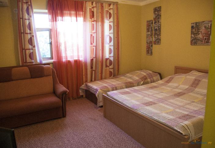 Комната для семьи из трех человек с кухонной зоной