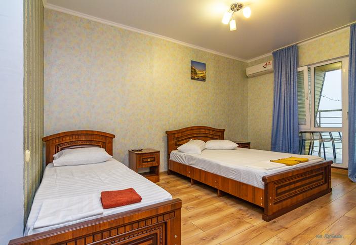 Трехместный с балконом и видом на море. Мини-гостиница Алые Паруса, Новомихайловский