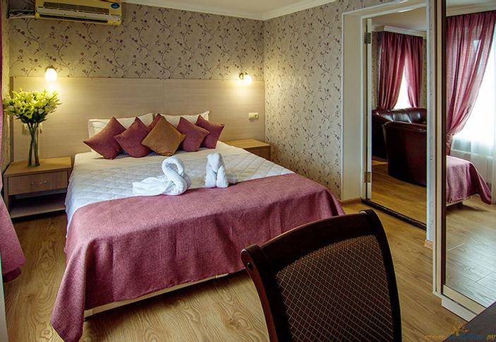 Люкс четырехместный двухкомнатный с балконом