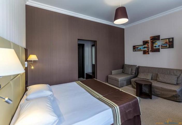 Семейный трехместный