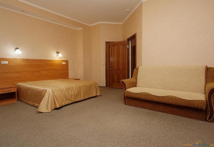 Стандарт семейный шестиместный двухкомнатный