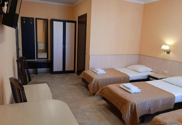 Трехместный стандарт. Гостиница Лотос, г. Геленджик