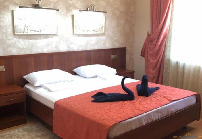 Апартаменты трехкомнатные с балконом и кухней