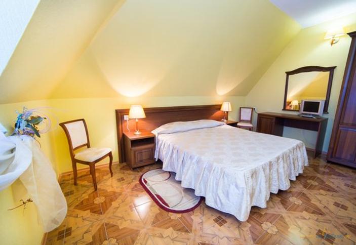 Люкс трехместный двухкомнатный (мансарда)