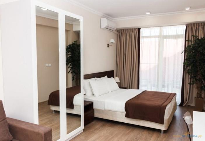 Апартаменты улучшенные четырехместные с кухней и балконом