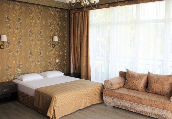 Люкс четырехместный (с балконом)