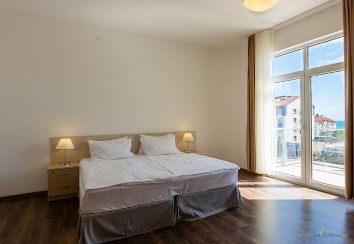 Апартаменты двухместный с 1 спальней и кухней (выход на кровлю)