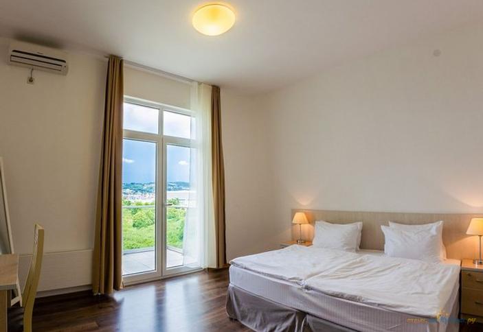 Апартаменты четырехместный с 2 спальнями и кухней (выход на кровлю)