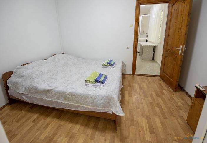 Трехместный стандарт-апарт с видом на бассейн