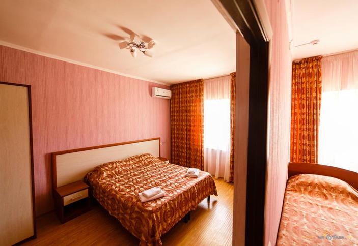 Люкс четырехместный двухкомнатный