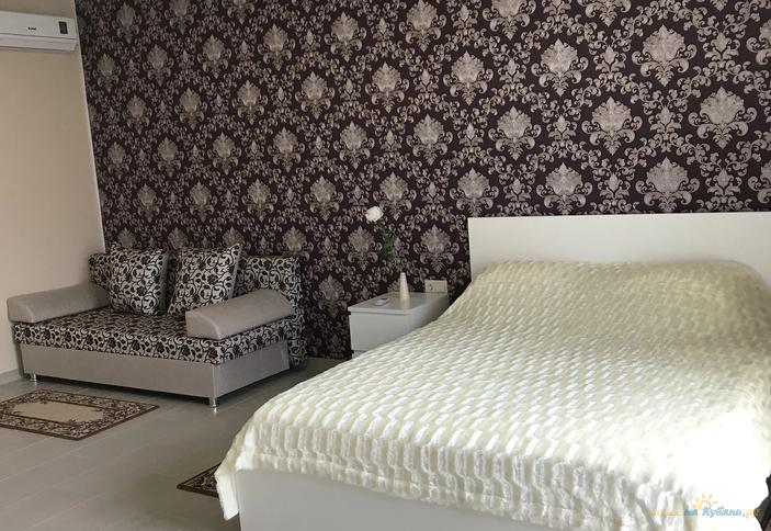 Апартаменты-студио с кухней полу-люкс для МОЛОДОЖЕНОВ! Имеется балкон и вид на море, горы и город.