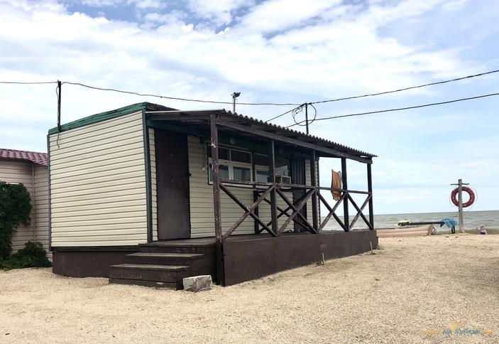 Домик двухместный с кондиционером и холодильником 