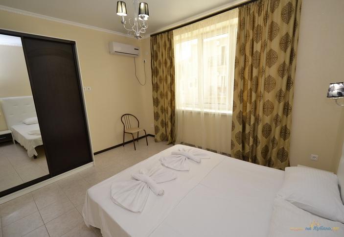 Семейный комфорт четырехместный двухкомнатный (с балконом)