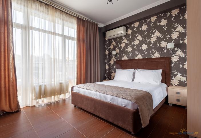 Люкс двухкомнатный двухместныйс видом на бассейн